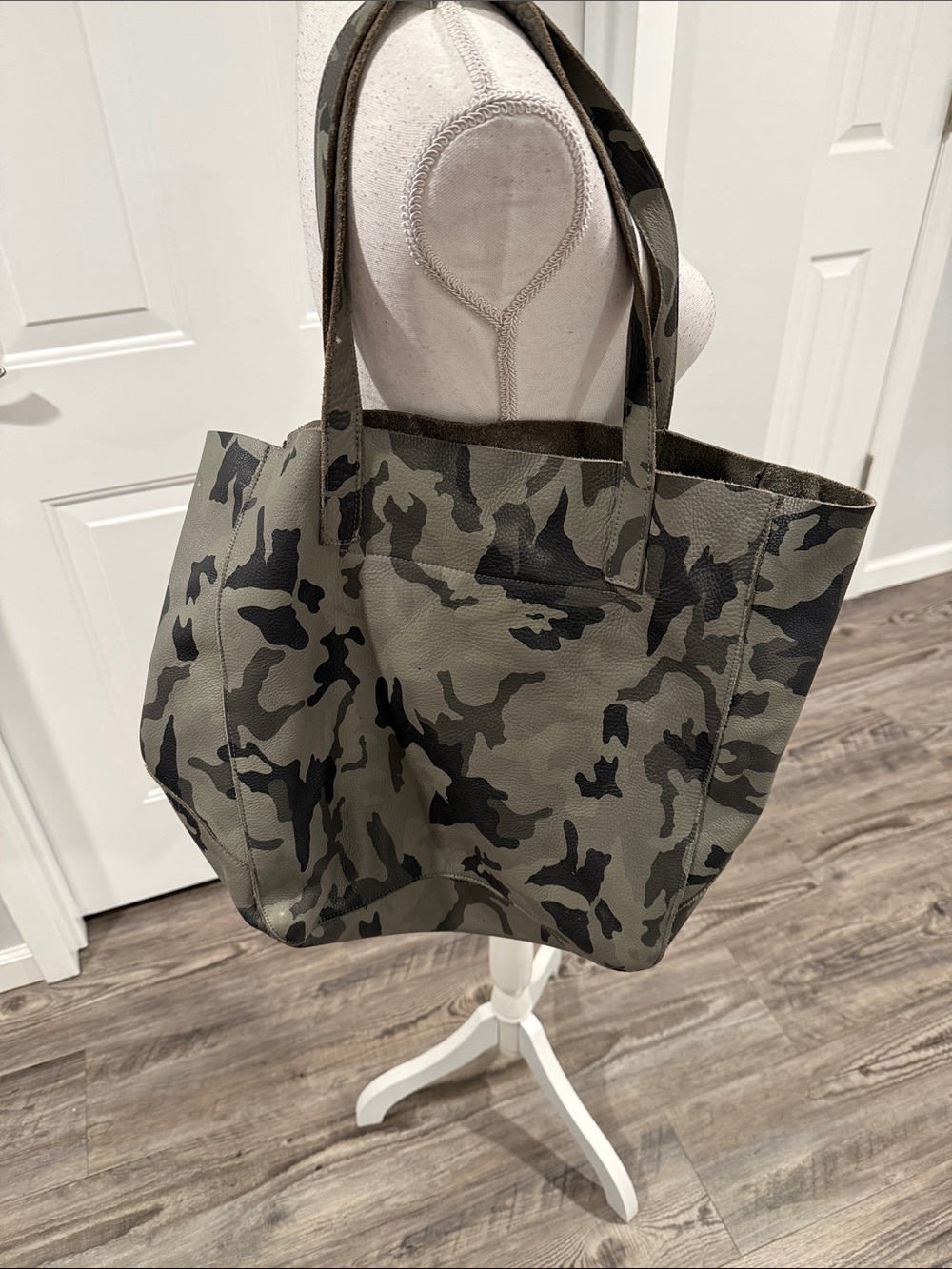 LAGGO 'Miley' Leather Tote Bag in Olive Camo - Picture 4 of 14